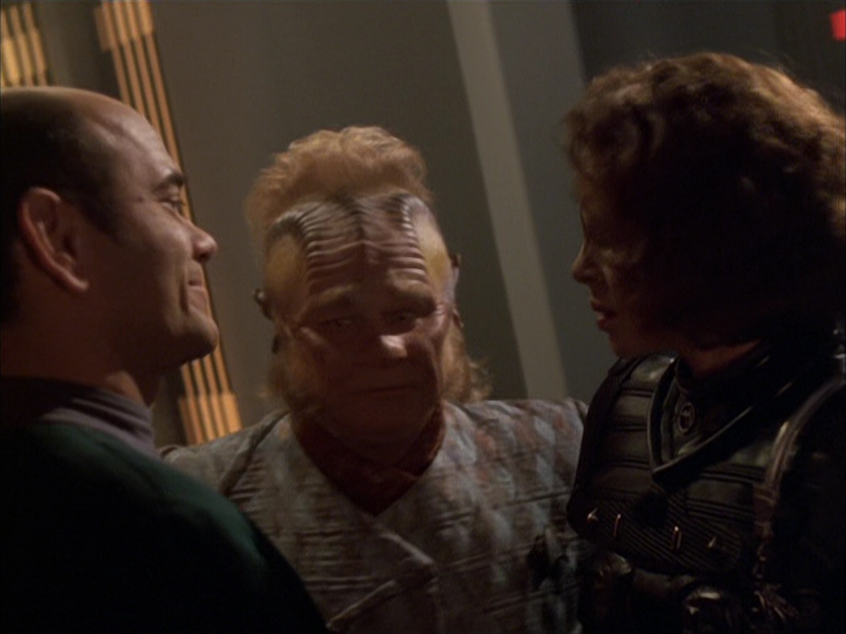 extant_StarTrek_VOY_6x03-BargeOfTheDead_03174.jpg