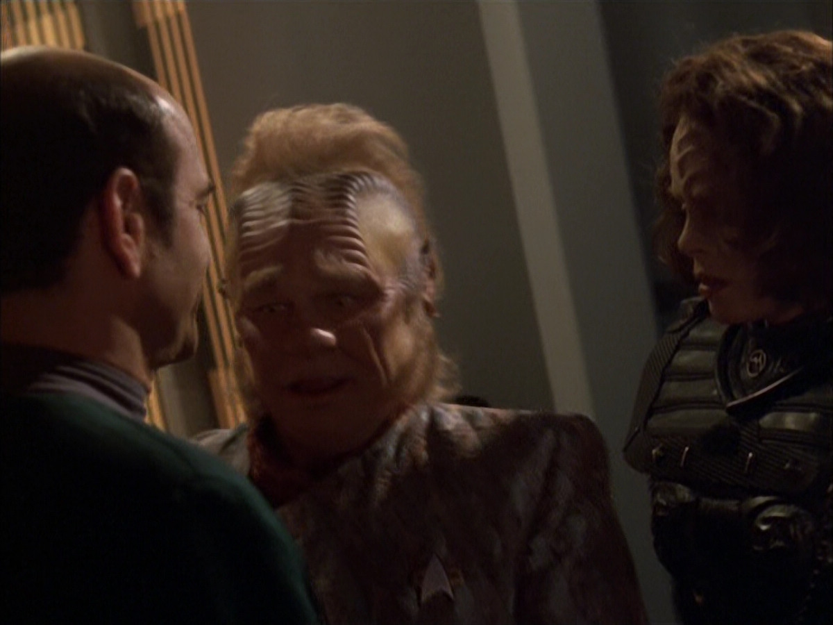 extant_StarTrek_VOY_6x03-BargeOfTheDead_03175.jpg