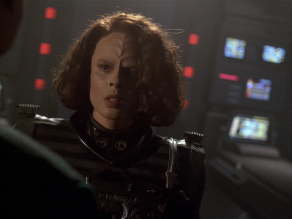 extant_StarTrek_VOY_6x03-BargeOfTheDead_03177.jpg
