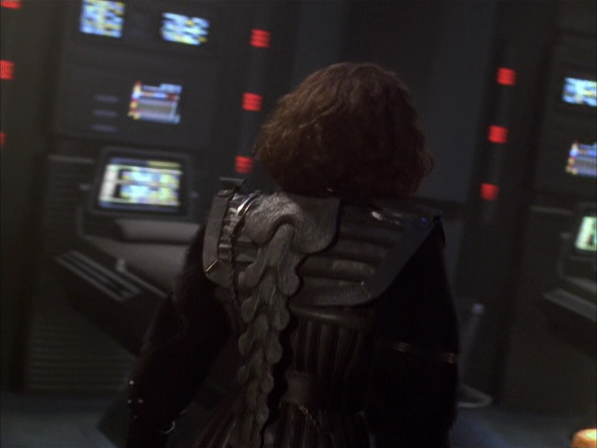 extant_StarTrek_VOY_6x03-BargeOfTheDead_03180.jpg