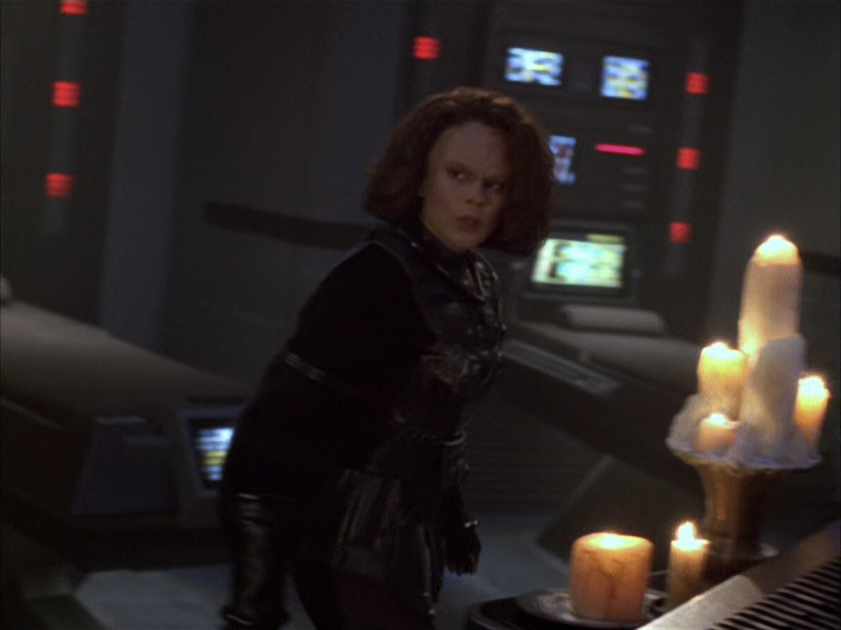 extant_StarTrek_VOY_6x03-BargeOfTheDead_03181.jpg