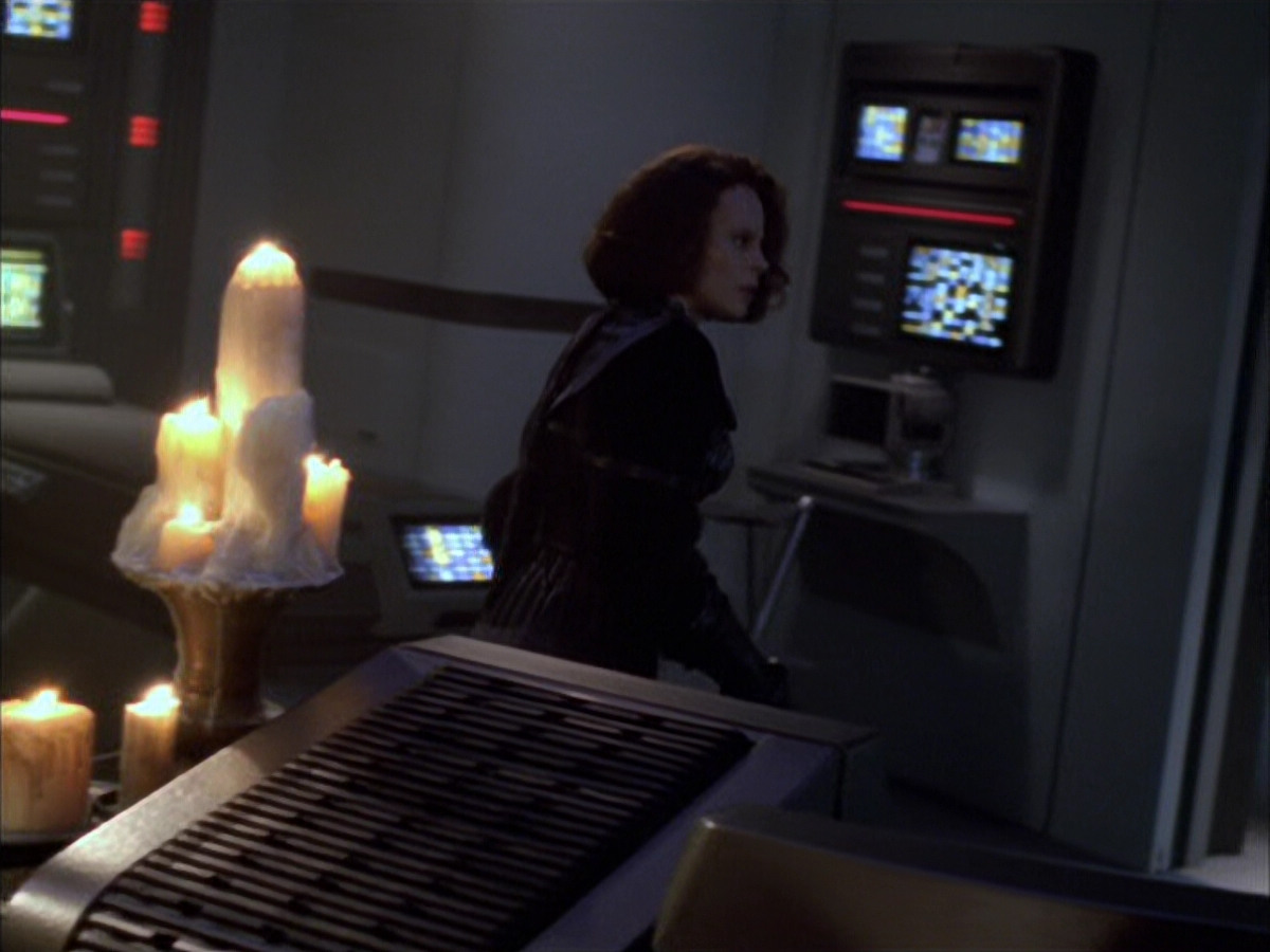 extant_StarTrek_VOY_6x03-BargeOfTheDead_03189.jpg