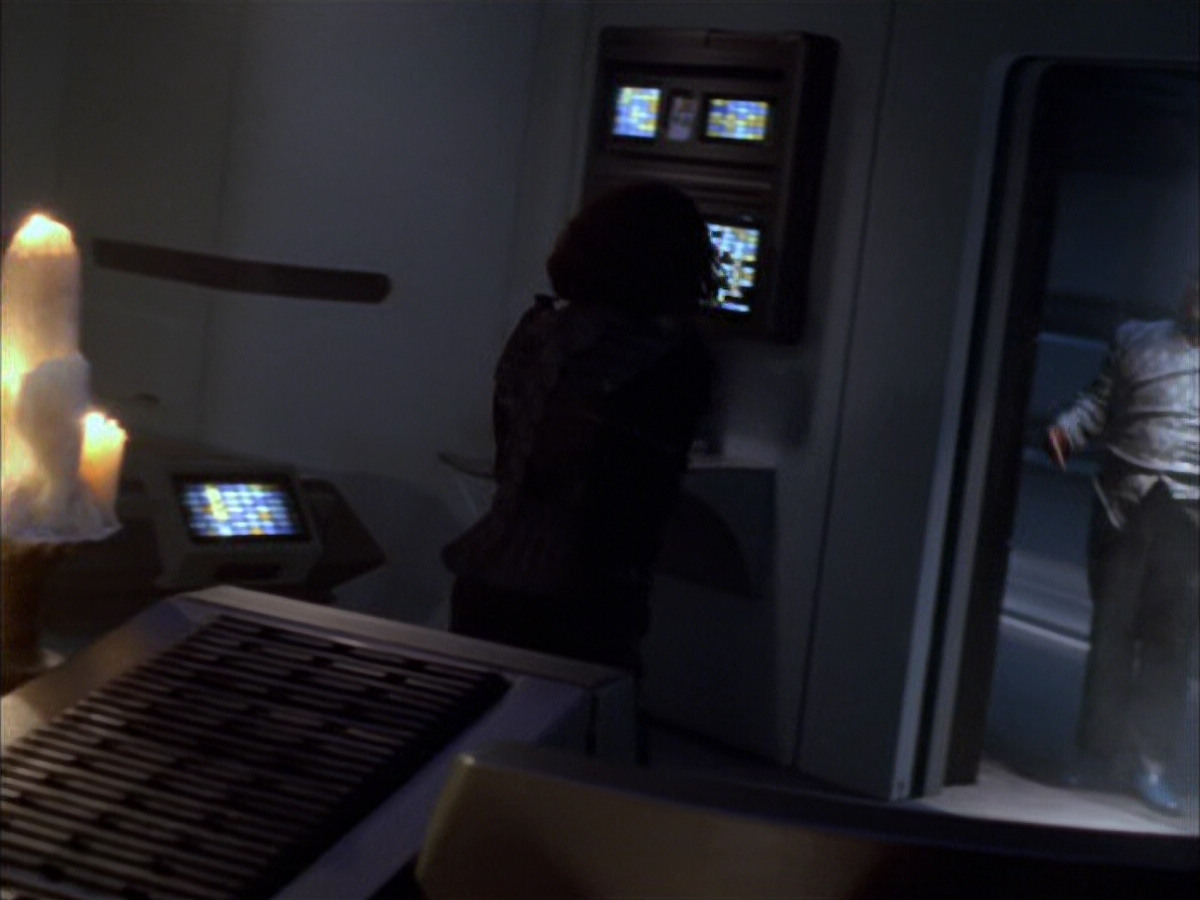 extant_StarTrek_VOY_6x03-BargeOfTheDead_03190.jpg