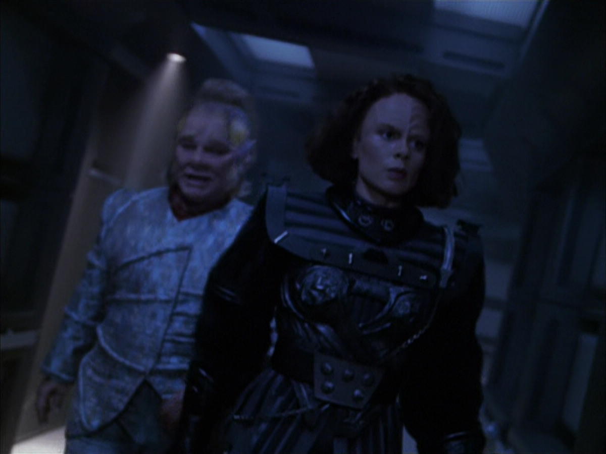 extant_StarTrek_VOY_6x03-BargeOfTheDead_03195.jpg