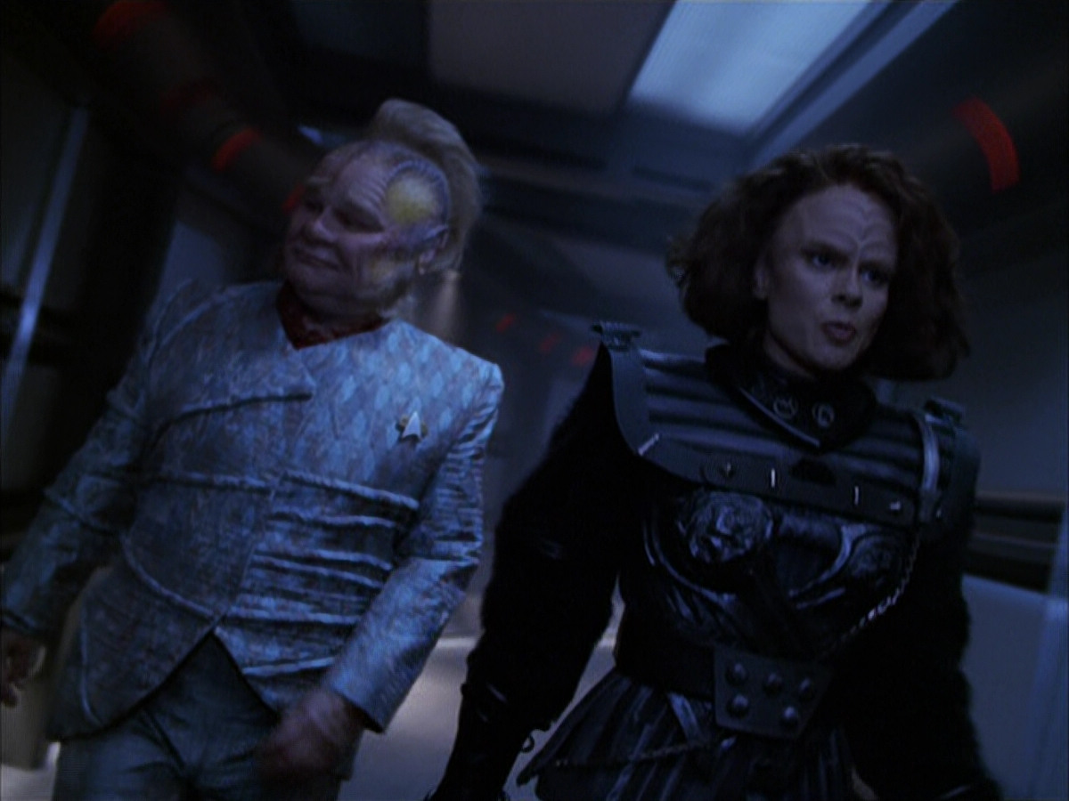 extant_StarTrek_VOY_6x03-BargeOfTheDead_03205.jpg
