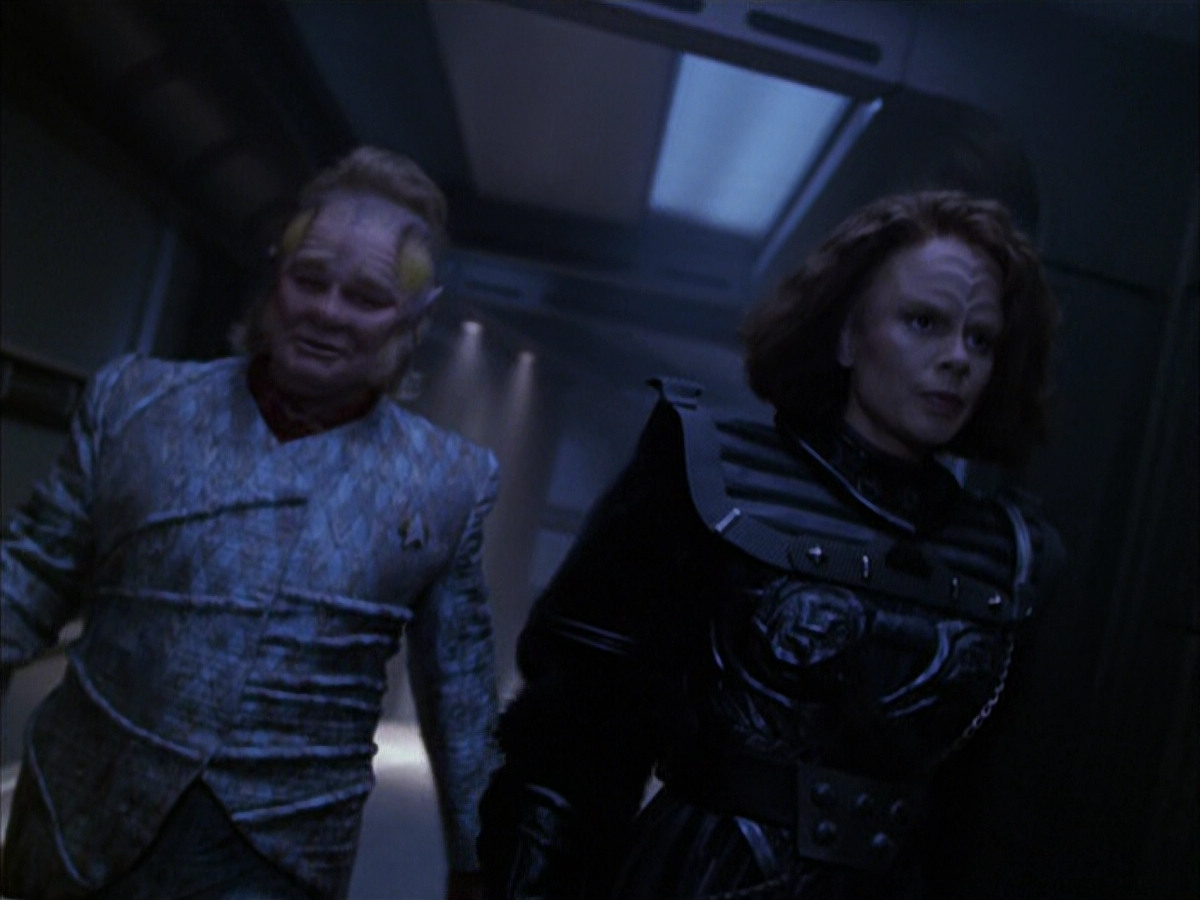 extant_StarTrek_VOY_6x03-BargeOfTheDead_03206.jpg
