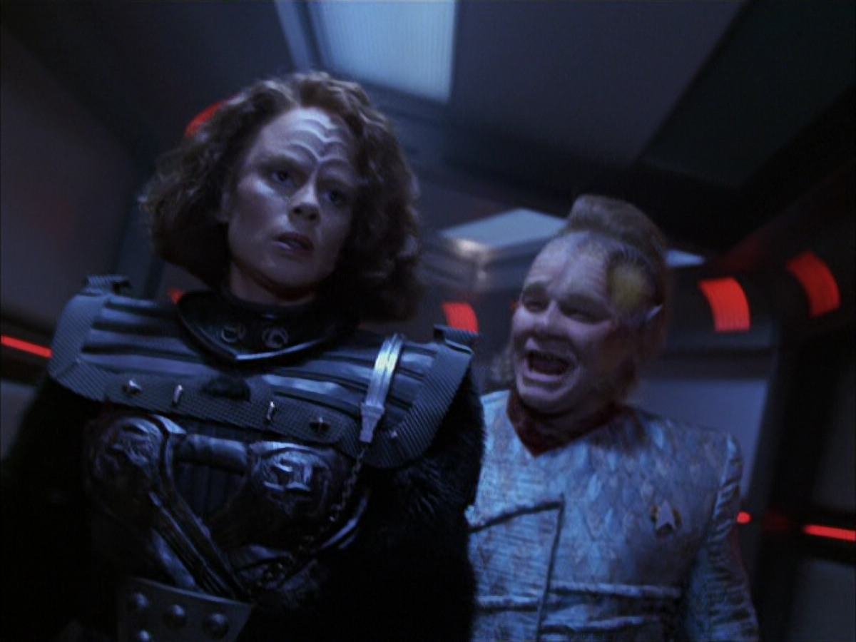 extant_StarTrek_VOY_6x03-BargeOfTheDead_03214.jpg
