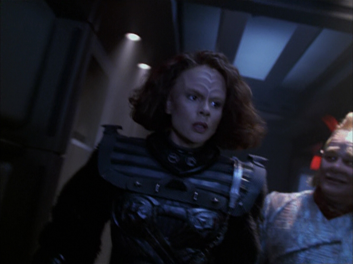 extant_StarTrek_VOY_6x03-BargeOfTheDead_03221.jpg