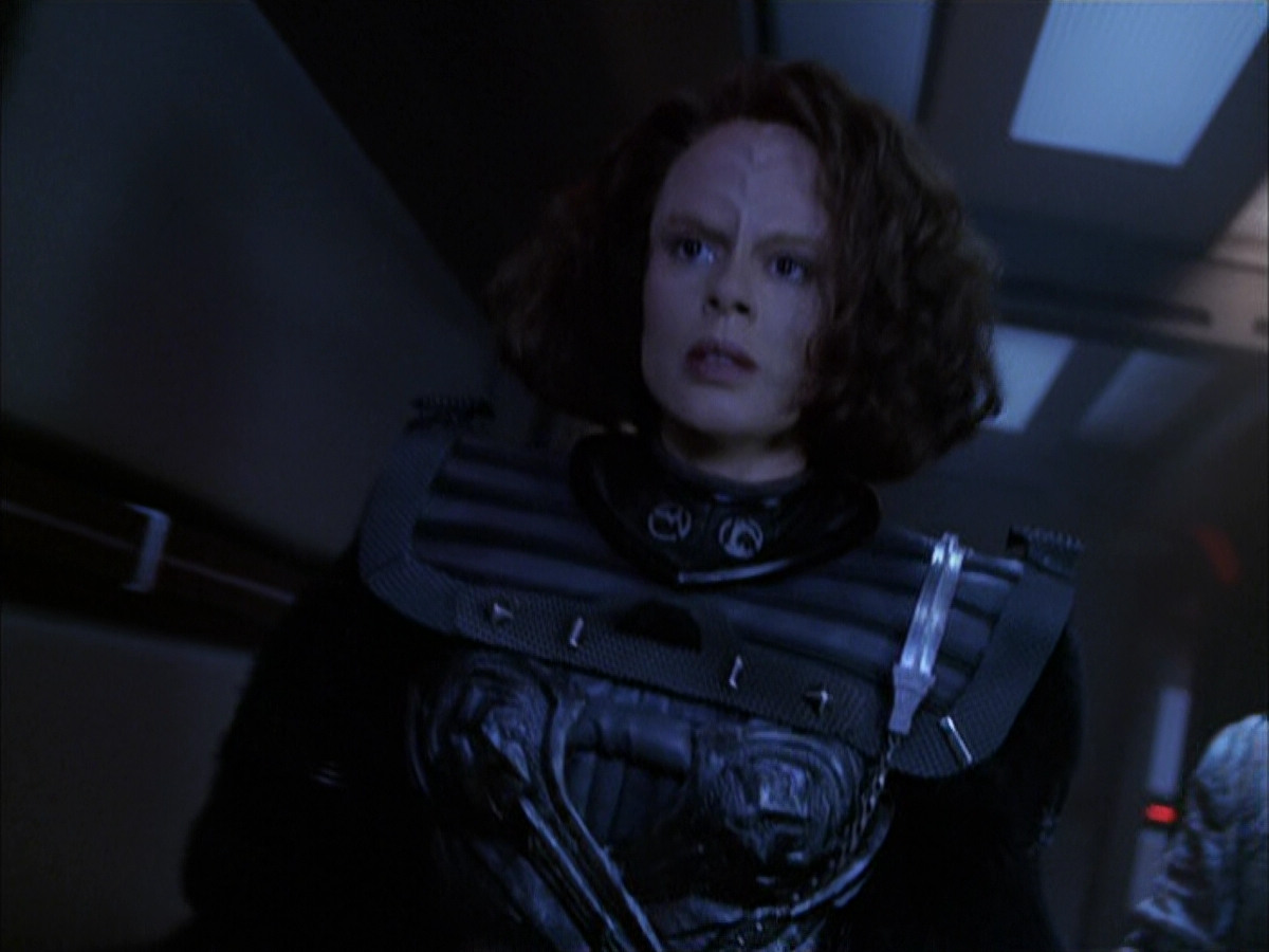 extant_StarTrek_VOY_6x03-BargeOfTheDead_03222.jpg