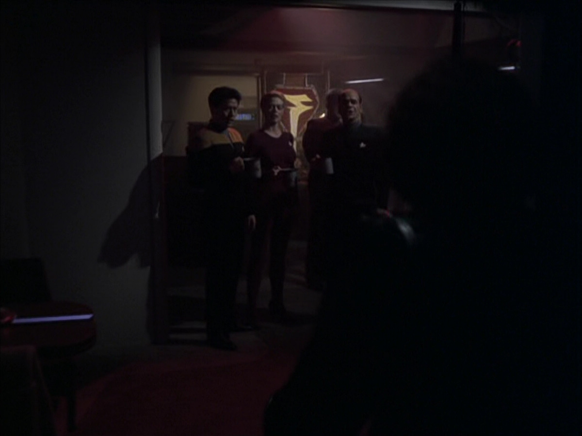 extant_StarTrek_VOY_6x03-BargeOfTheDead_03226.jpg
