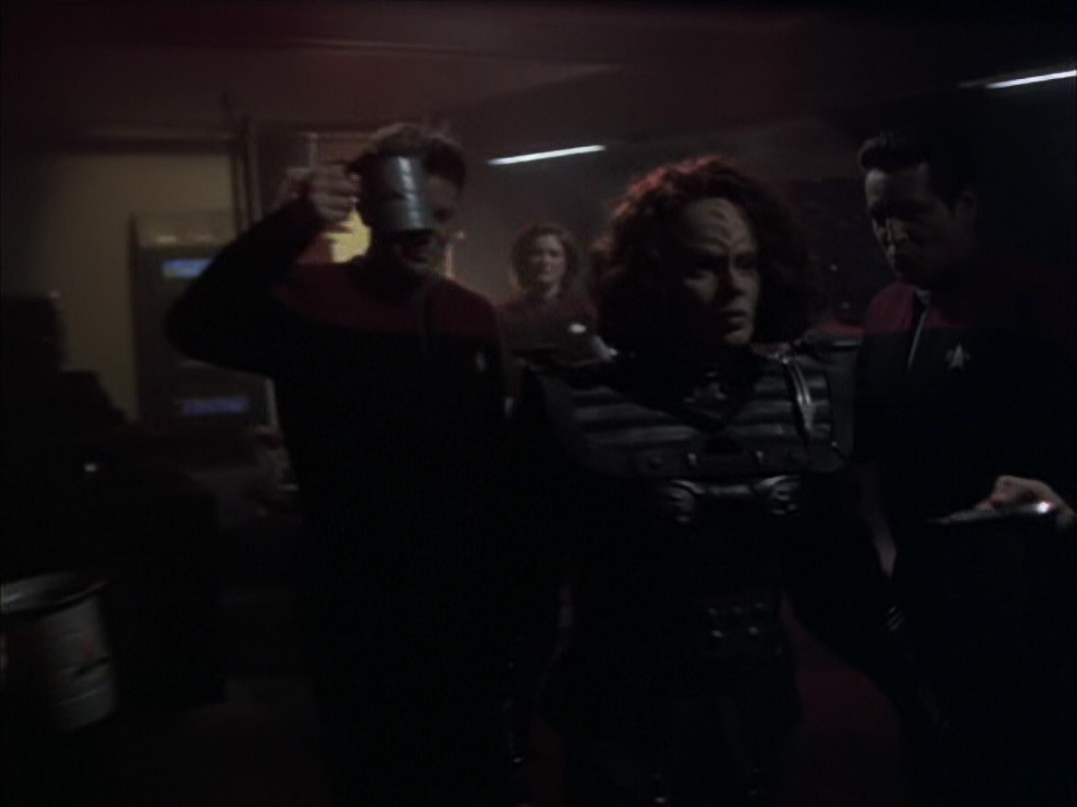extant_StarTrek_VOY_6x03-BargeOfTheDead_03232.jpg