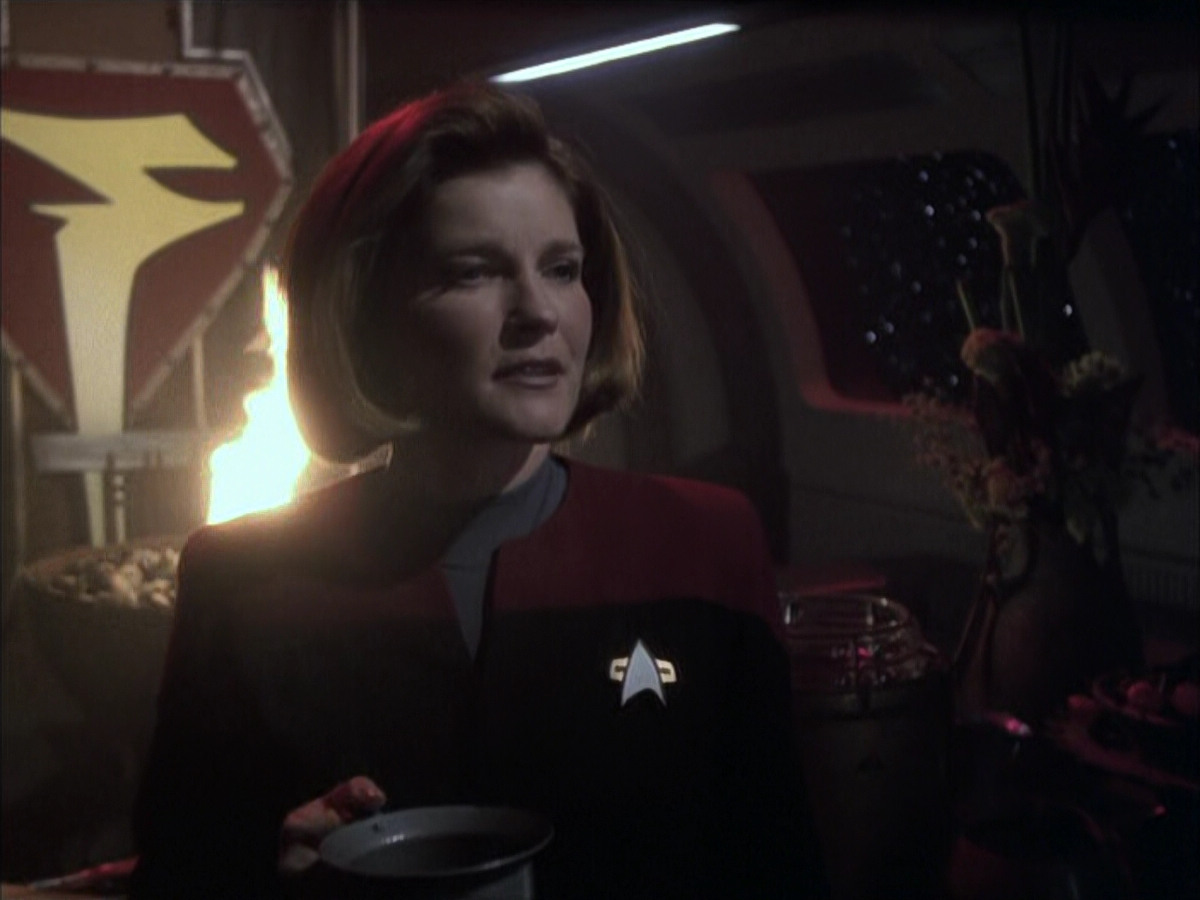 extant_StarTrek_VOY_6x03-BargeOfTheDead_03240.jpg