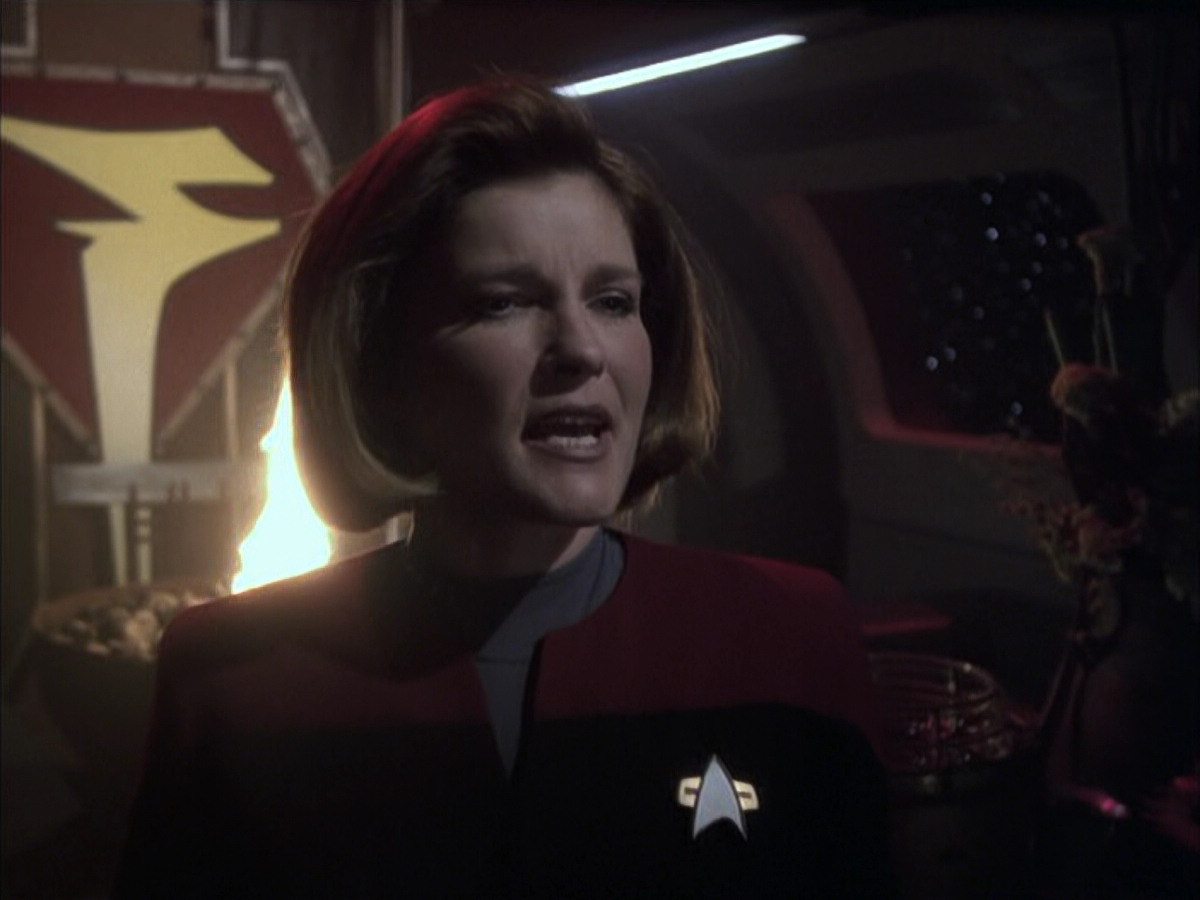 extant_StarTrek_VOY_6x03-BargeOfTheDead_03241.jpg