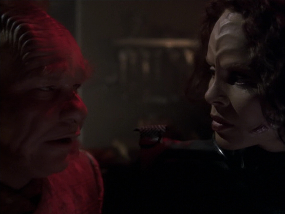 extant_StarTrek_VOY_6x03-BargeOfTheDead_03277.jpg