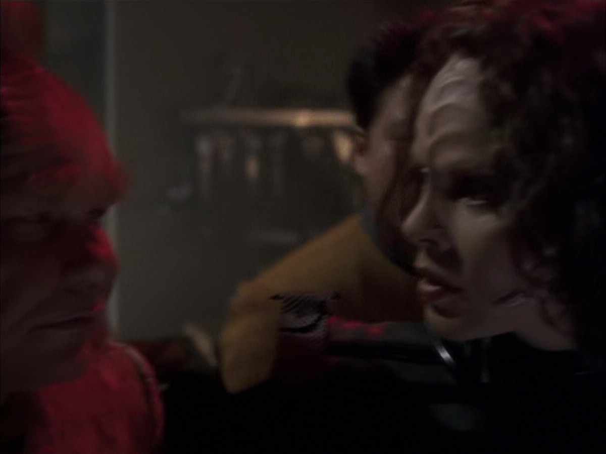 extant_StarTrek_VOY_6x03-BargeOfTheDead_03280.jpg