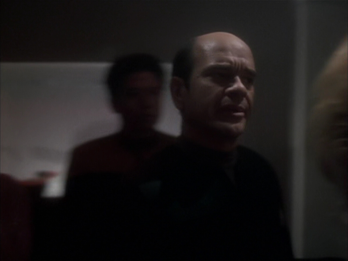 extant_StarTrek_VOY_6x03-BargeOfTheDead_03294.jpg