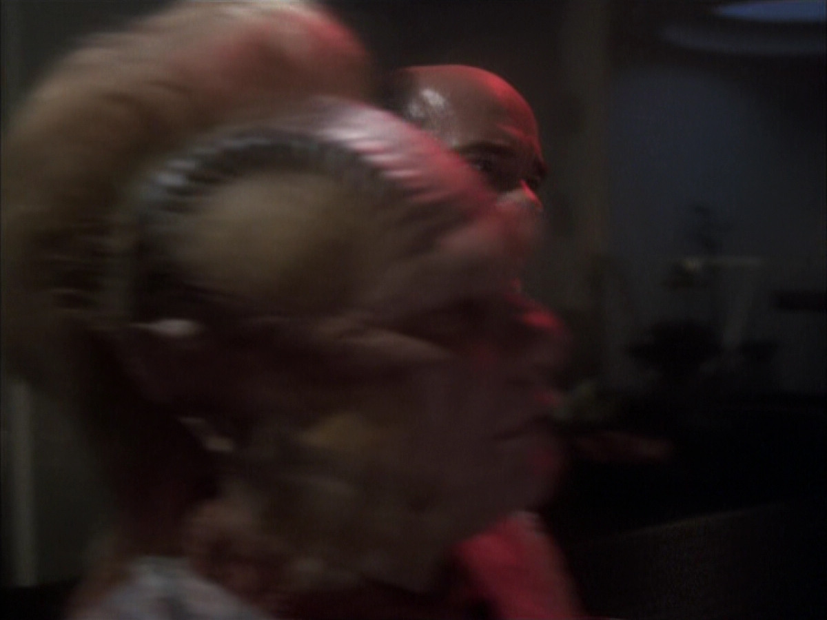 extant_StarTrek_VOY_6x03-BargeOfTheDead_03295.jpg