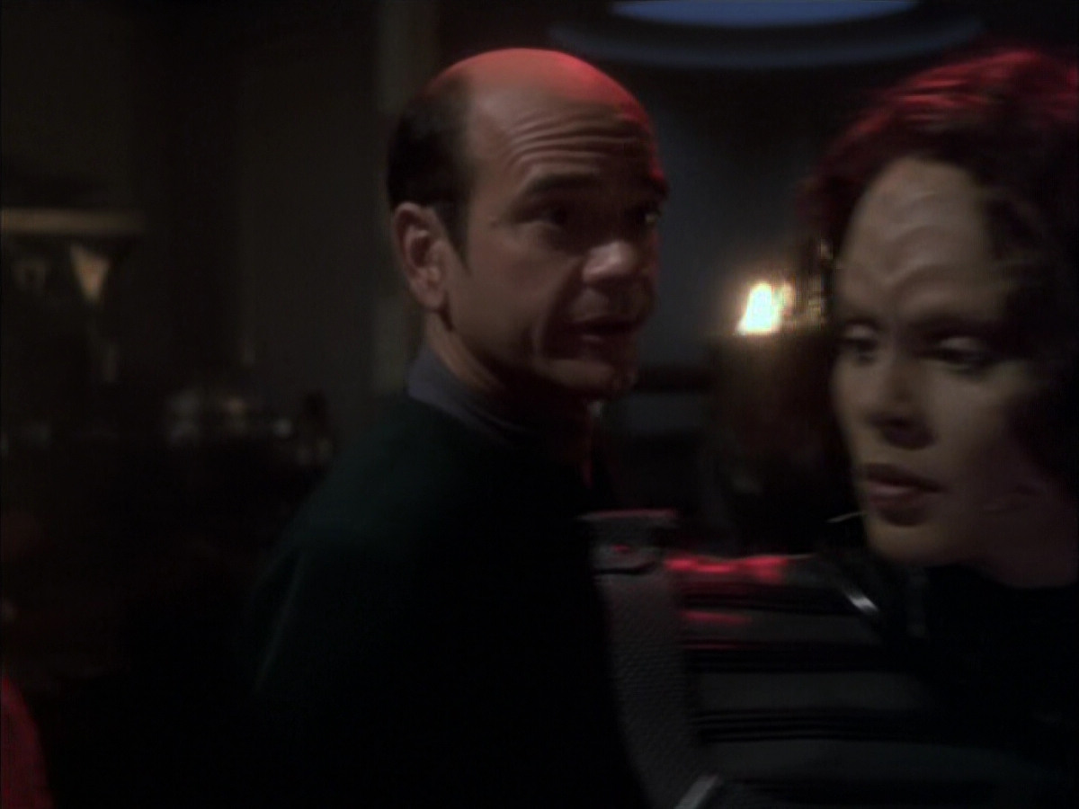 extant_StarTrek_VOY_6x03-BargeOfTheDead_03296.jpg