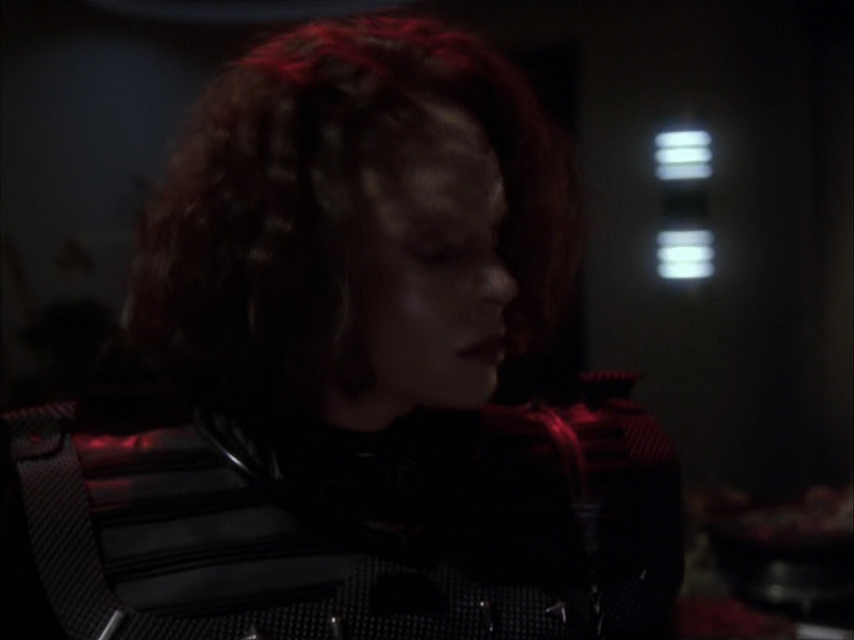 extant_StarTrek_VOY_6x03-BargeOfTheDead_03299.jpg