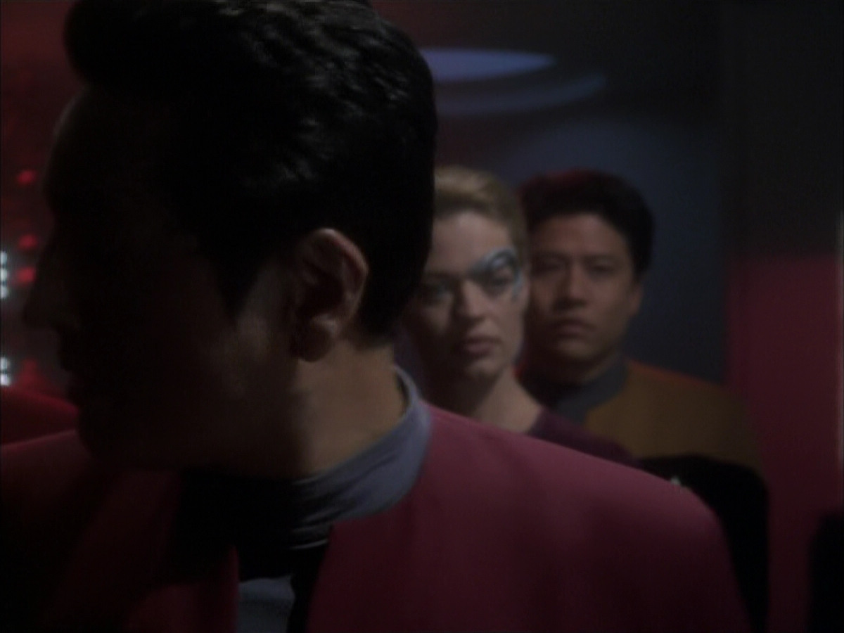 extant_StarTrek_VOY_6x03-BargeOfTheDead_03310.jpg