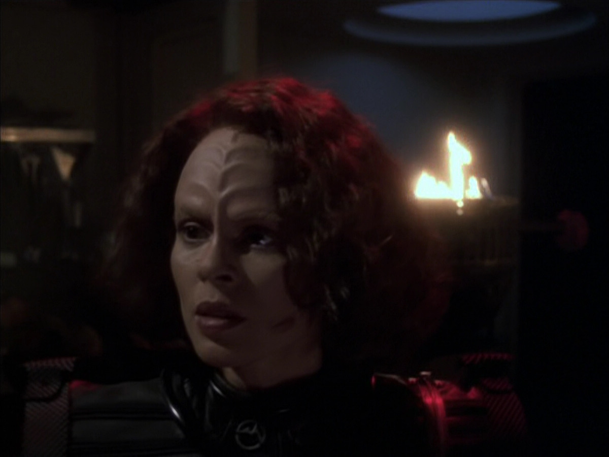 extant_StarTrek_VOY_6x03-BargeOfTheDead_03315.jpg