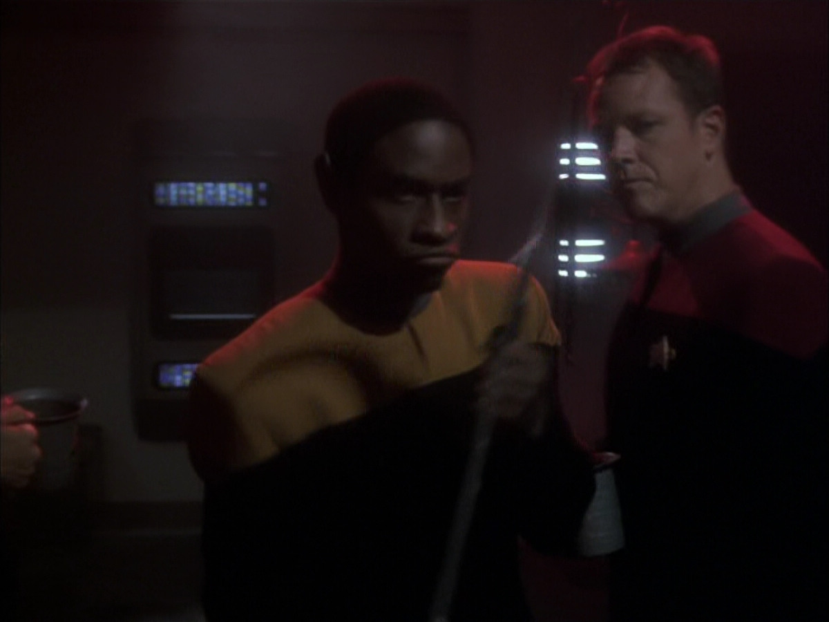 extant_StarTrek_VOY_6x03-BargeOfTheDead_03316.jpg