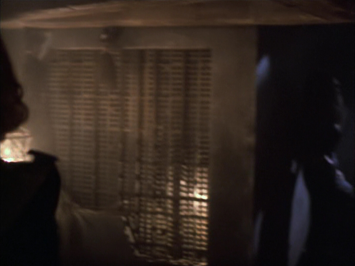 extant_StarTrek_VOY_6x03-BargeOfTheDead_03321.jpg