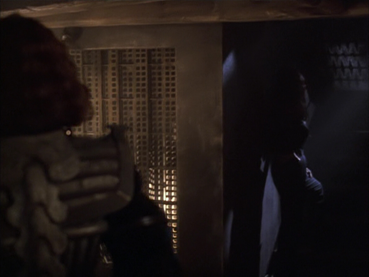 extant_StarTrek_VOY_6x03-BargeOfTheDead_03322.jpg