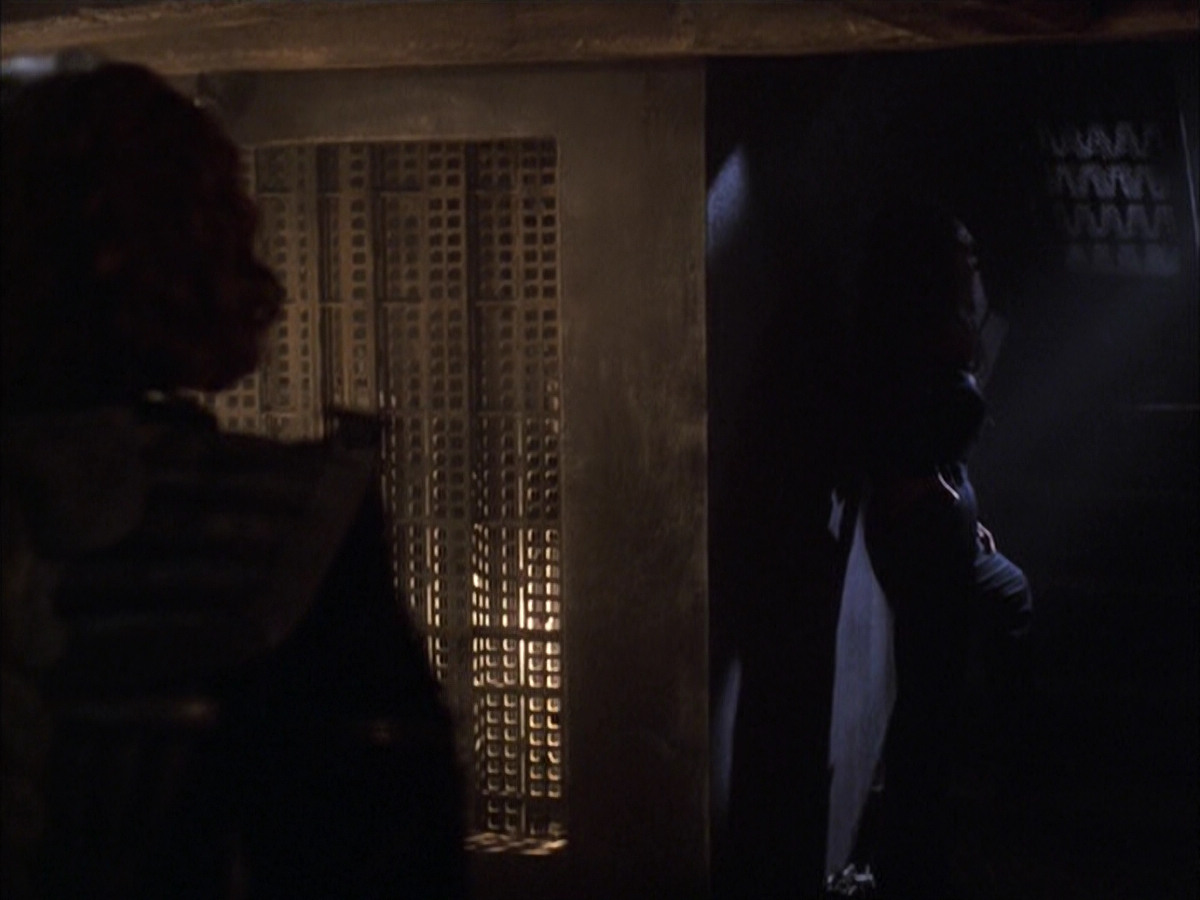extant_StarTrek_VOY_6x03-BargeOfTheDead_03324.jpg
