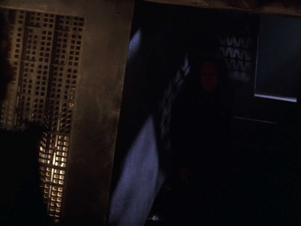 extant_StarTrek_VOY_6x03-BargeOfTheDead_03328.jpg