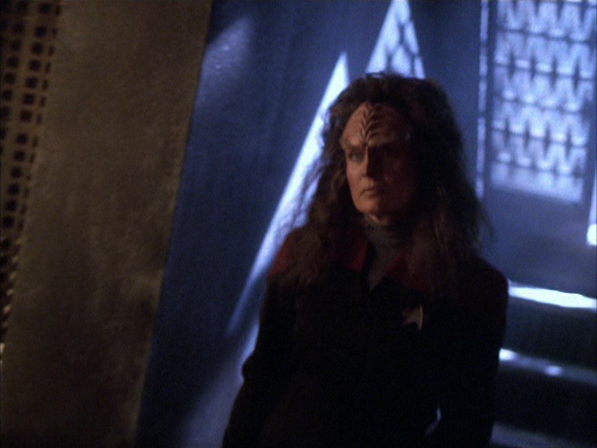 extant_StarTrek_VOY_6x03-BargeOfTheDead_03330.jpg