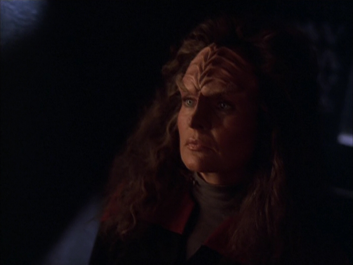 extant_StarTrek_VOY_6x03-BargeOfTheDead_03332.jpg