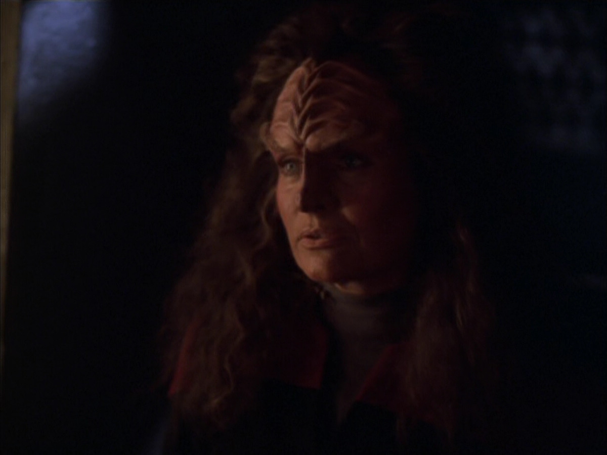 extant_StarTrek_VOY_6x03-BargeOfTheDead_03342.jpg