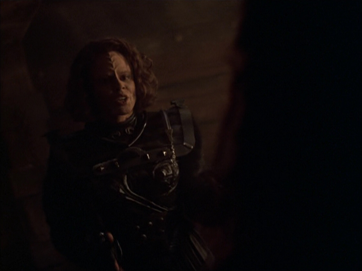 extant_StarTrek_VOY_6x03-BargeOfTheDead_03343.jpg