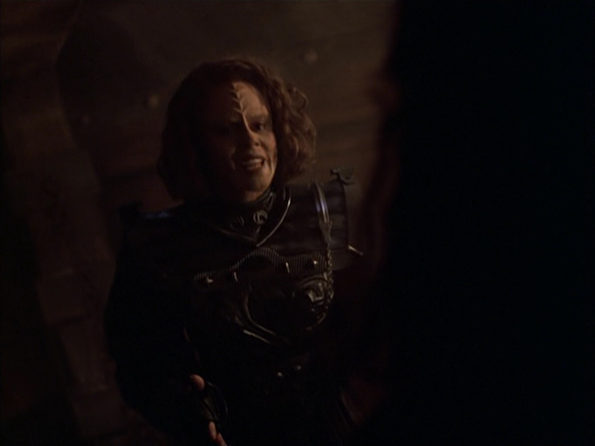 extant_StarTrek_VOY_6x03-BargeOfTheDead_03344.jpg
