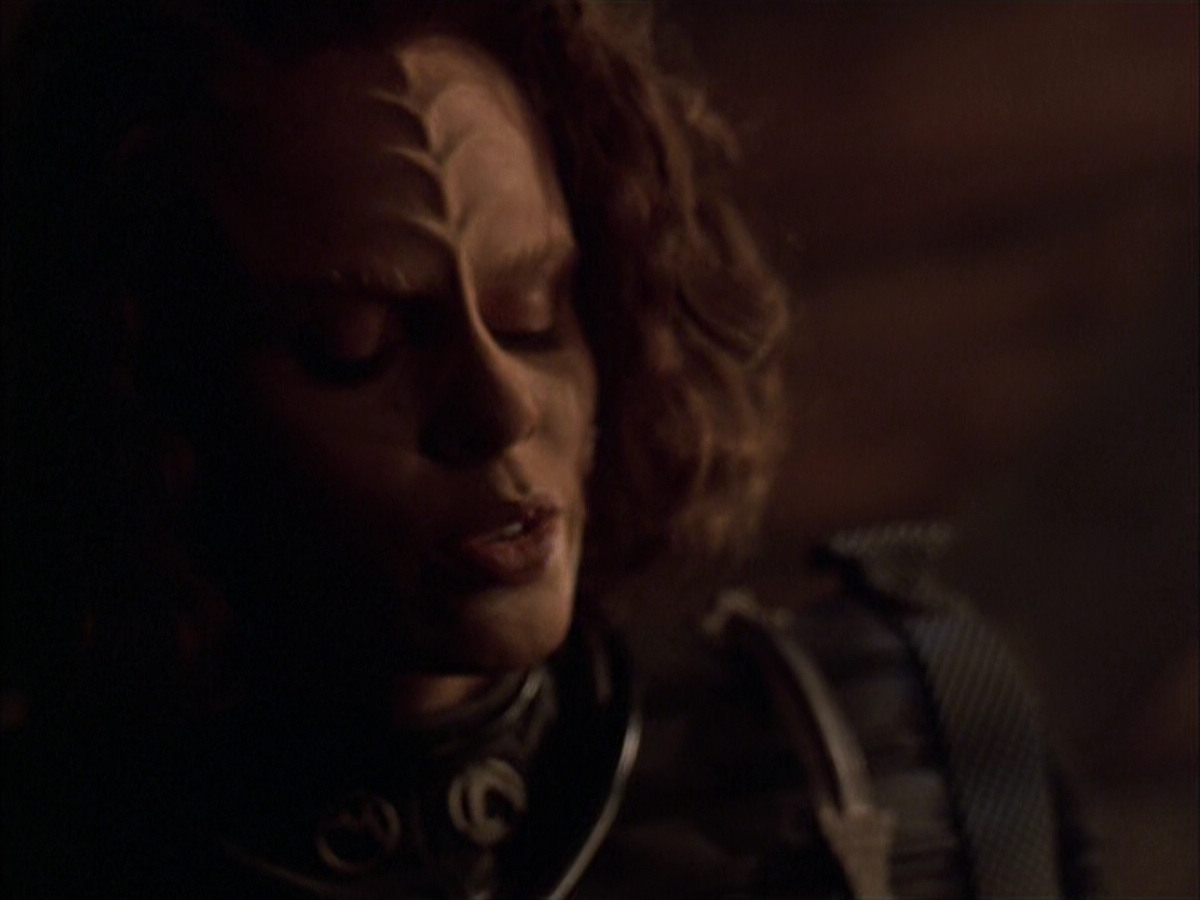 extant_StarTrek_VOY_6x03-BargeOfTheDead_03350.jpg