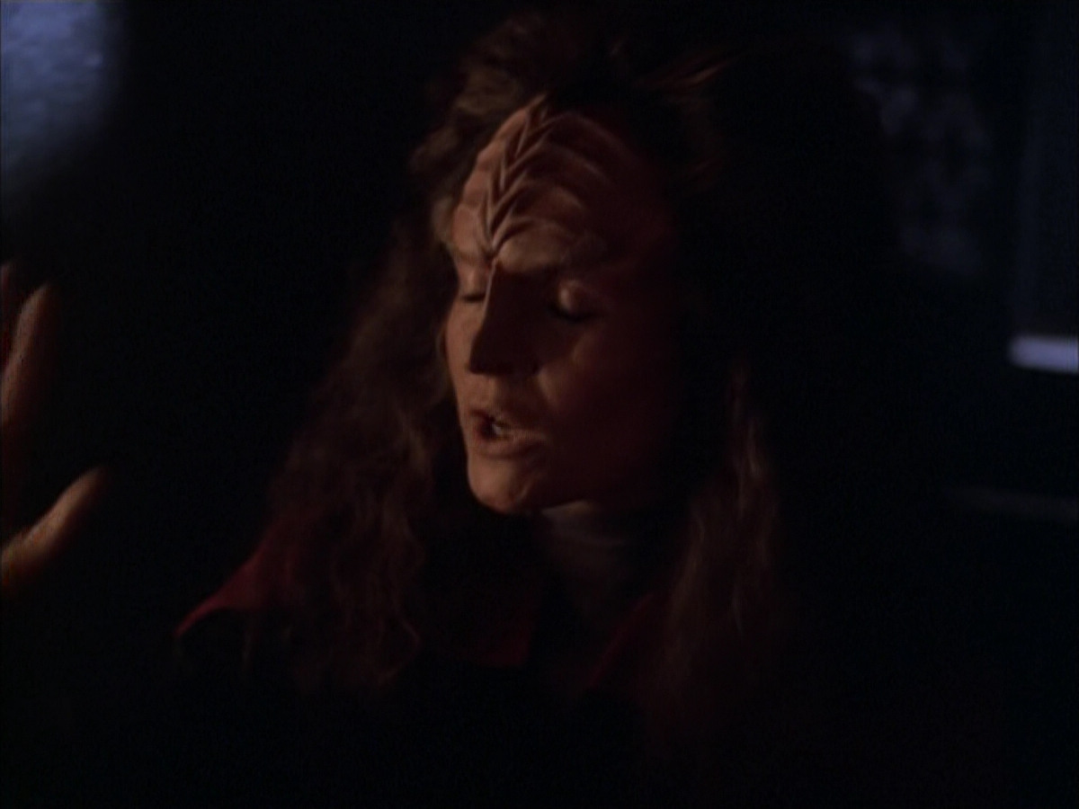 extant_StarTrek_VOY_6x03-BargeOfTheDead_03353.jpg