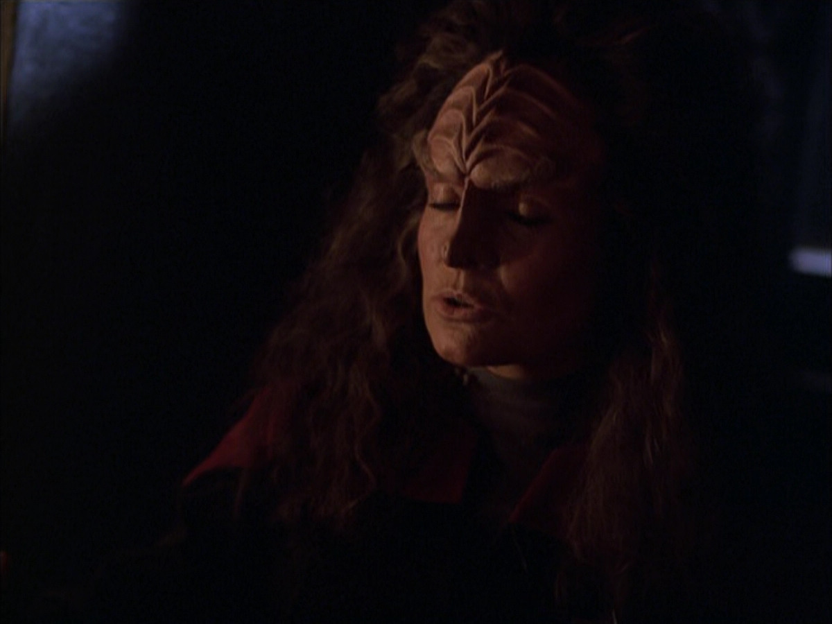 extant_StarTrek_VOY_6x03-BargeOfTheDead_03354.jpg