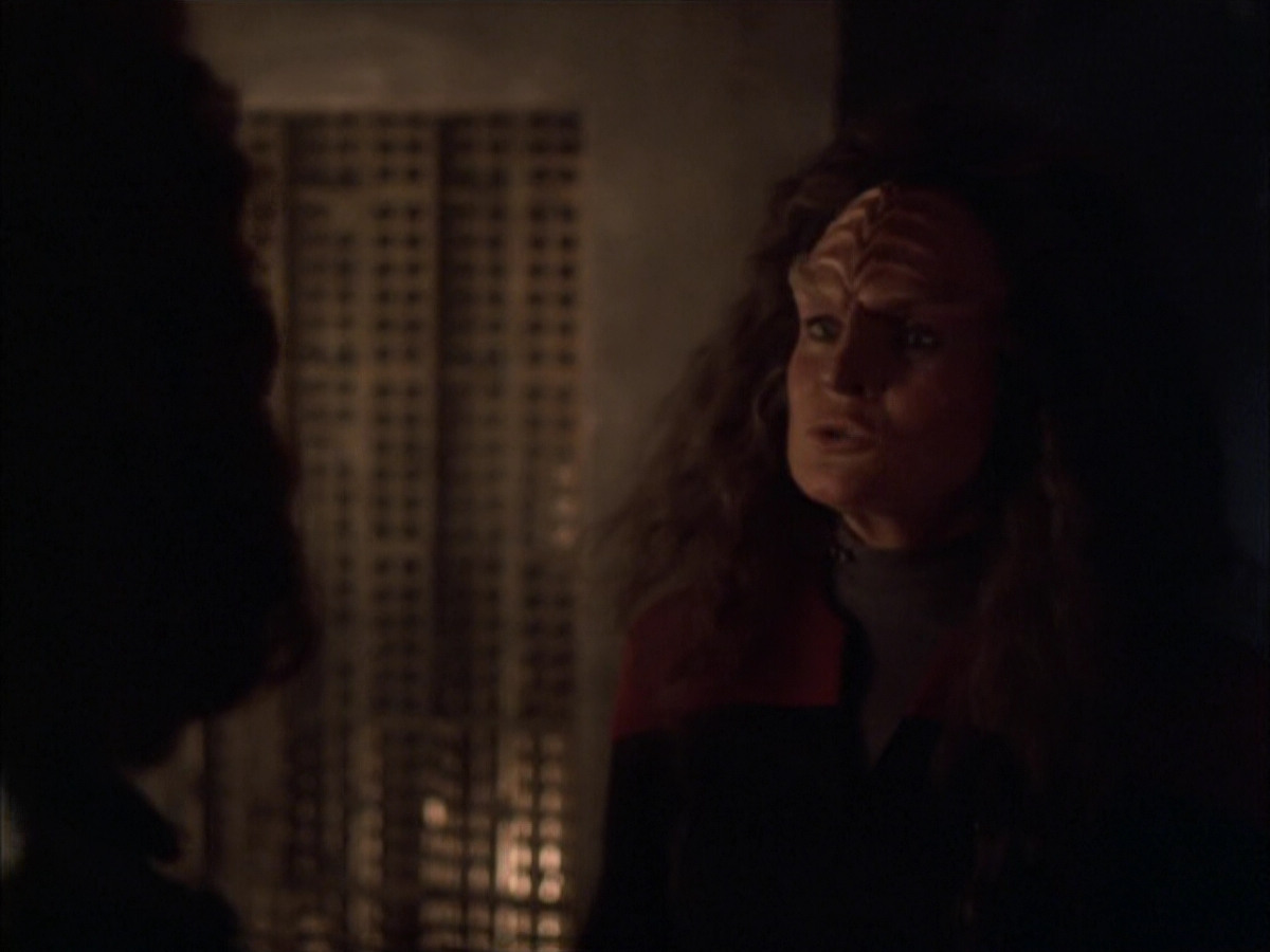 extant_StarTrek_VOY_6x03-BargeOfTheDead_03368.jpg