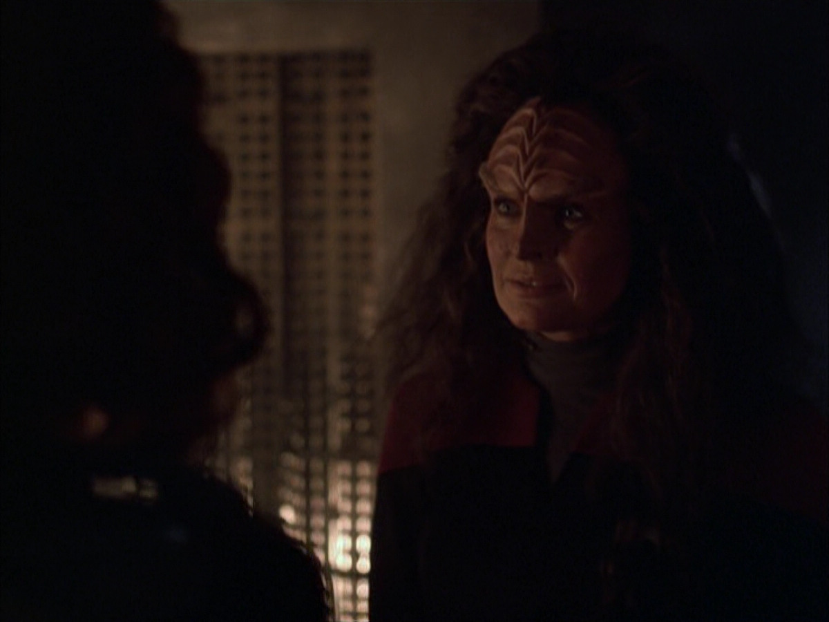 extant_StarTrek_VOY_6x03-BargeOfTheDead_03370.jpg