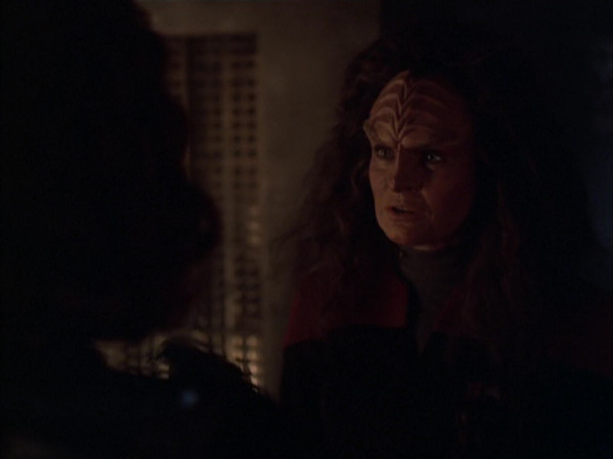 extant_StarTrek_VOY_6x03-BargeOfTheDead_03371.jpg