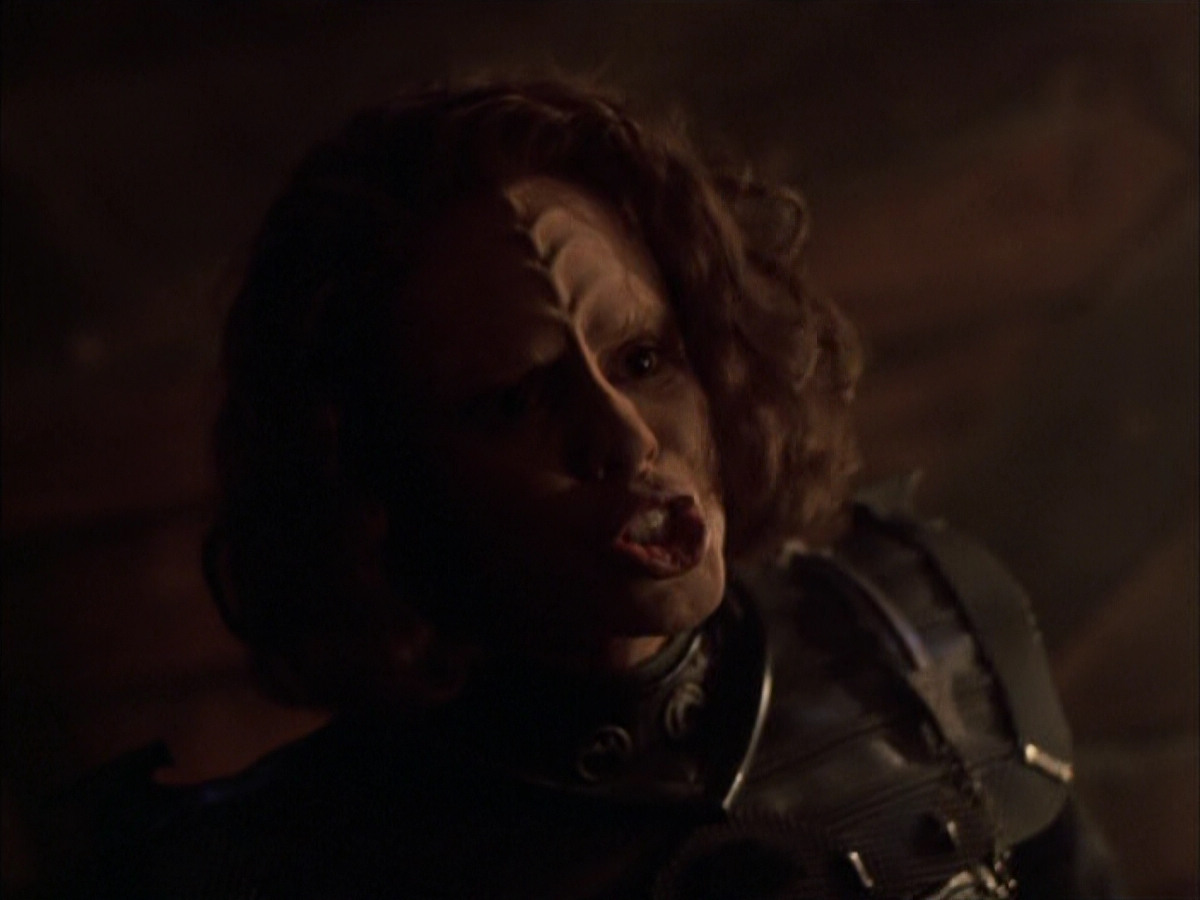 extant_StarTrek_VOY_6x03-BargeOfTheDead_03389.jpg