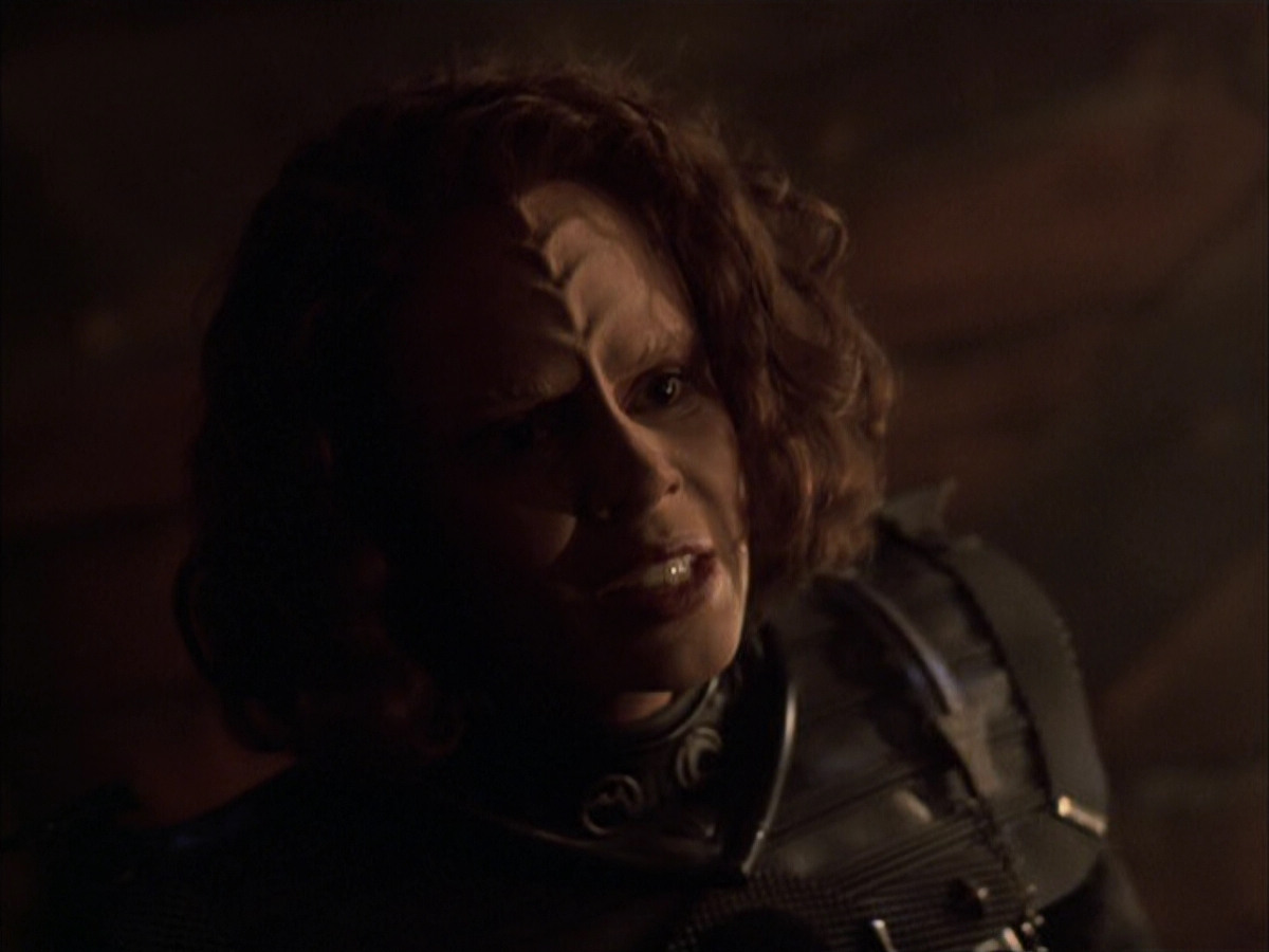 extant_StarTrek_VOY_6x03-BargeOfTheDead_03390.jpg