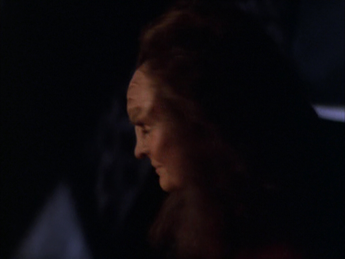 extant_StarTrek_VOY_6x03-BargeOfTheDead_03406.jpg