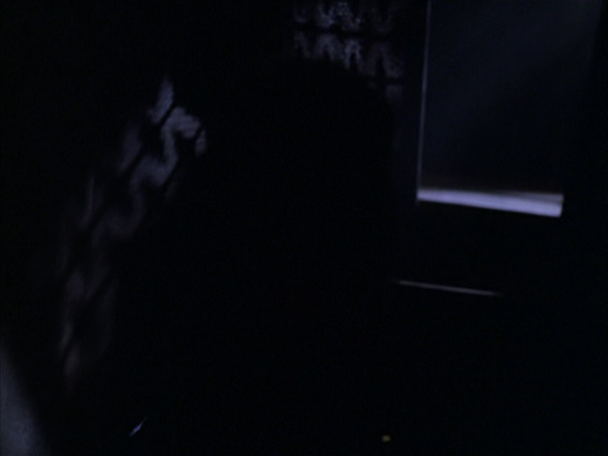 extant_StarTrek_VOY_6x03-BargeOfTheDead_03408.jpg