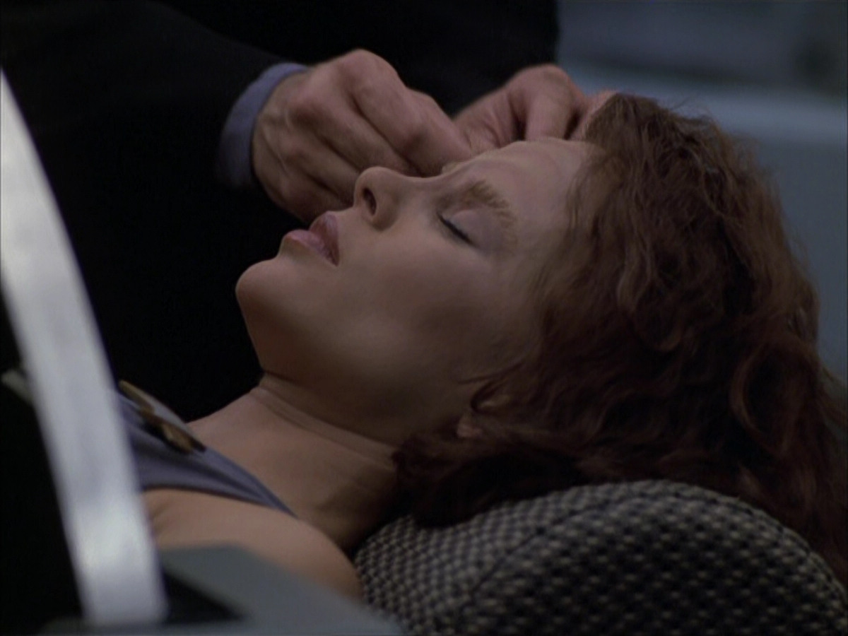extant_StarTrek_VOY_6x03-BargeOfTheDead_03412.jpg