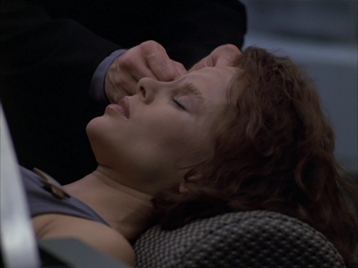 extant_StarTrek_VOY_6x03-BargeOfTheDead_03413.jpg