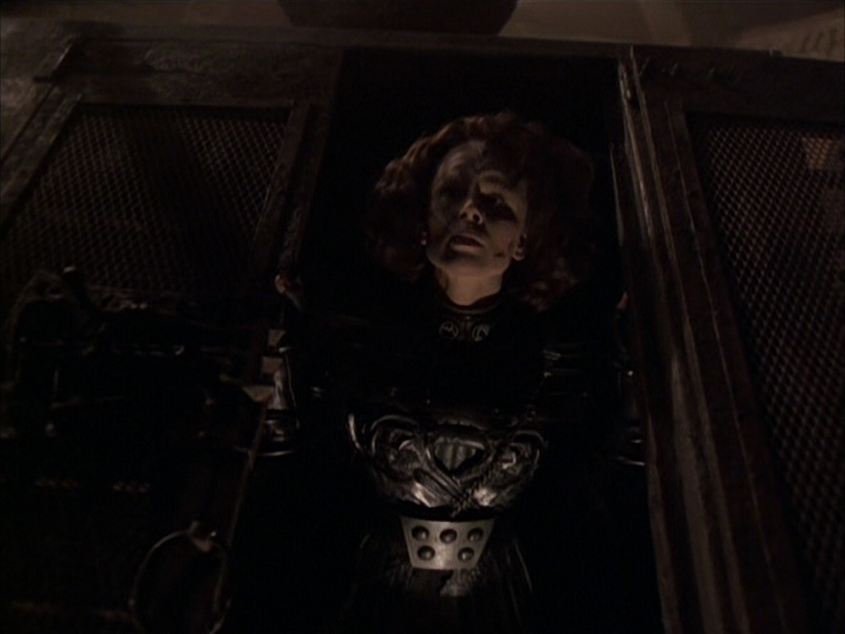 extant_StarTrek_VOY_6x03-BargeOfTheDead_03430.jpg