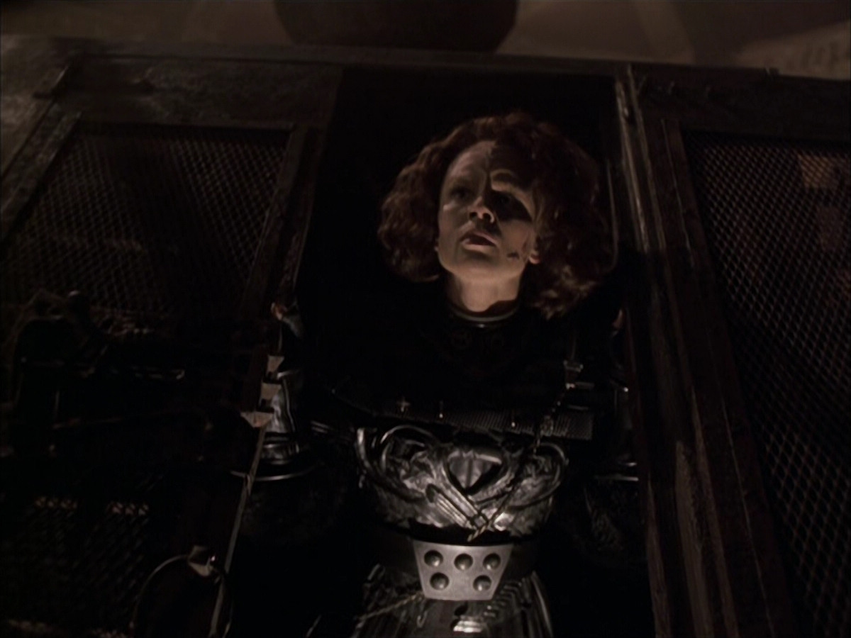 extant_StarTrek_VOY_6x03-BargeOfTheDead_03431.jpg