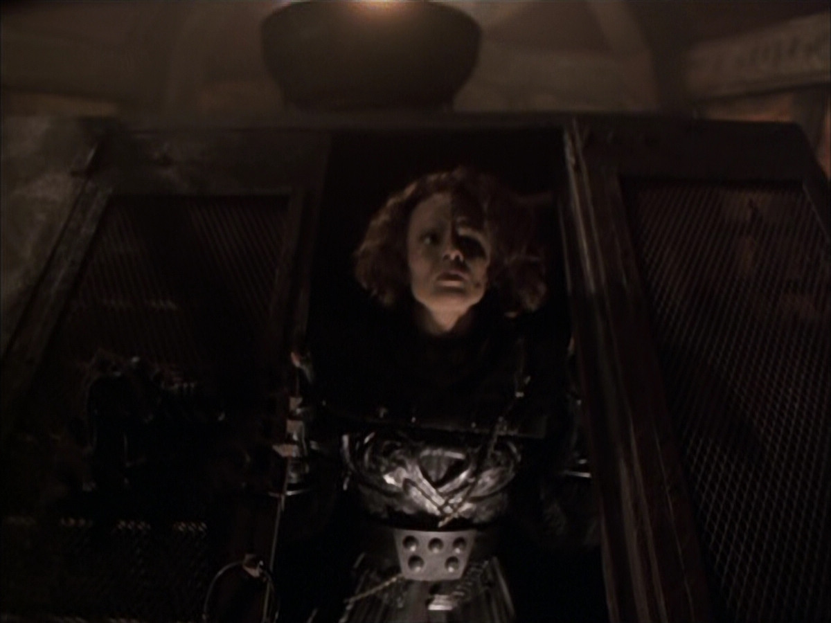 extant_StarTrek_VOY_6x03-BargeOfTheDead_03434.jpg